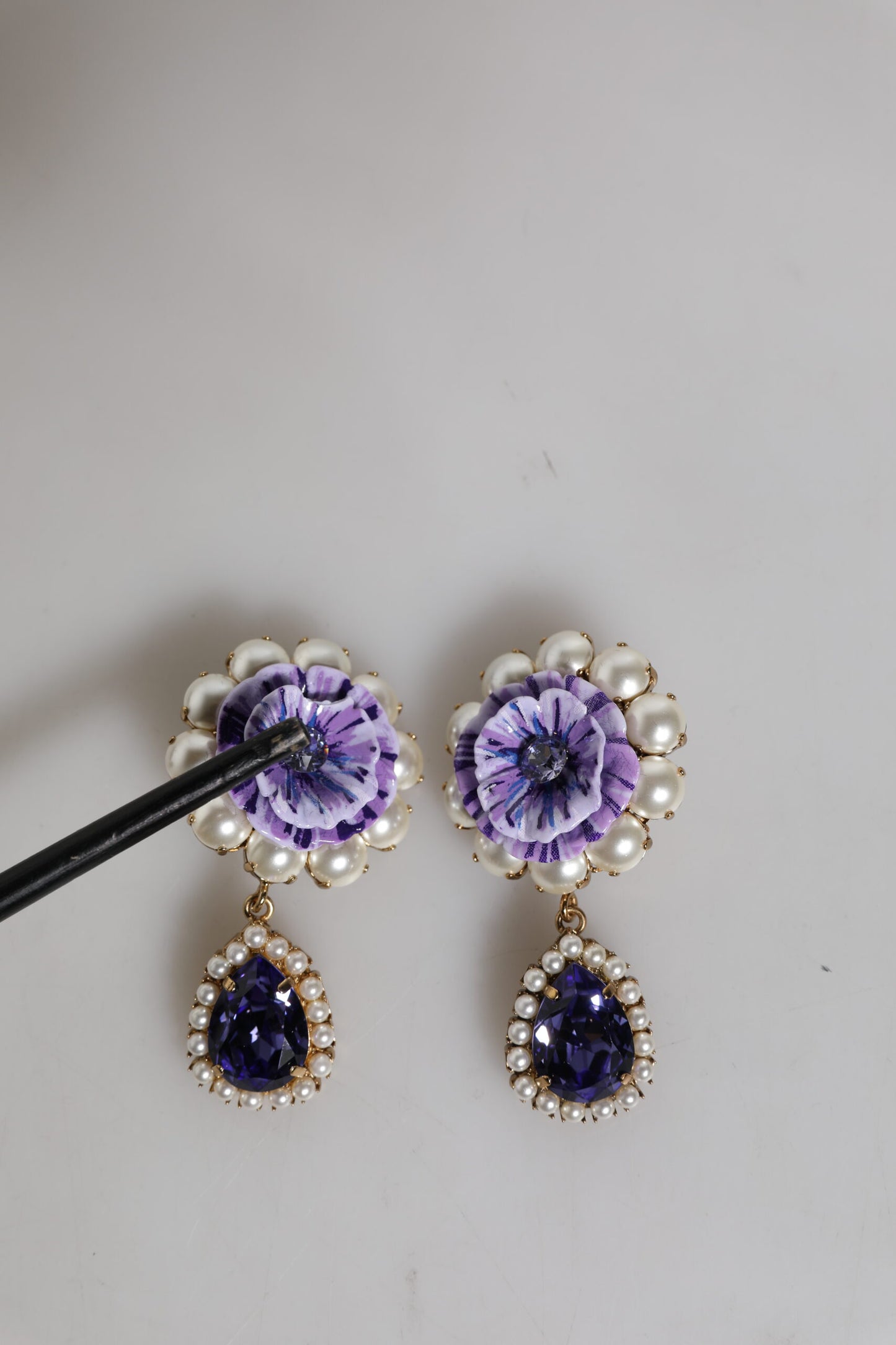 Boucles d'oreilles à clip Dolce & Gabbana en forme de fleur violette et de perles en forme de larme