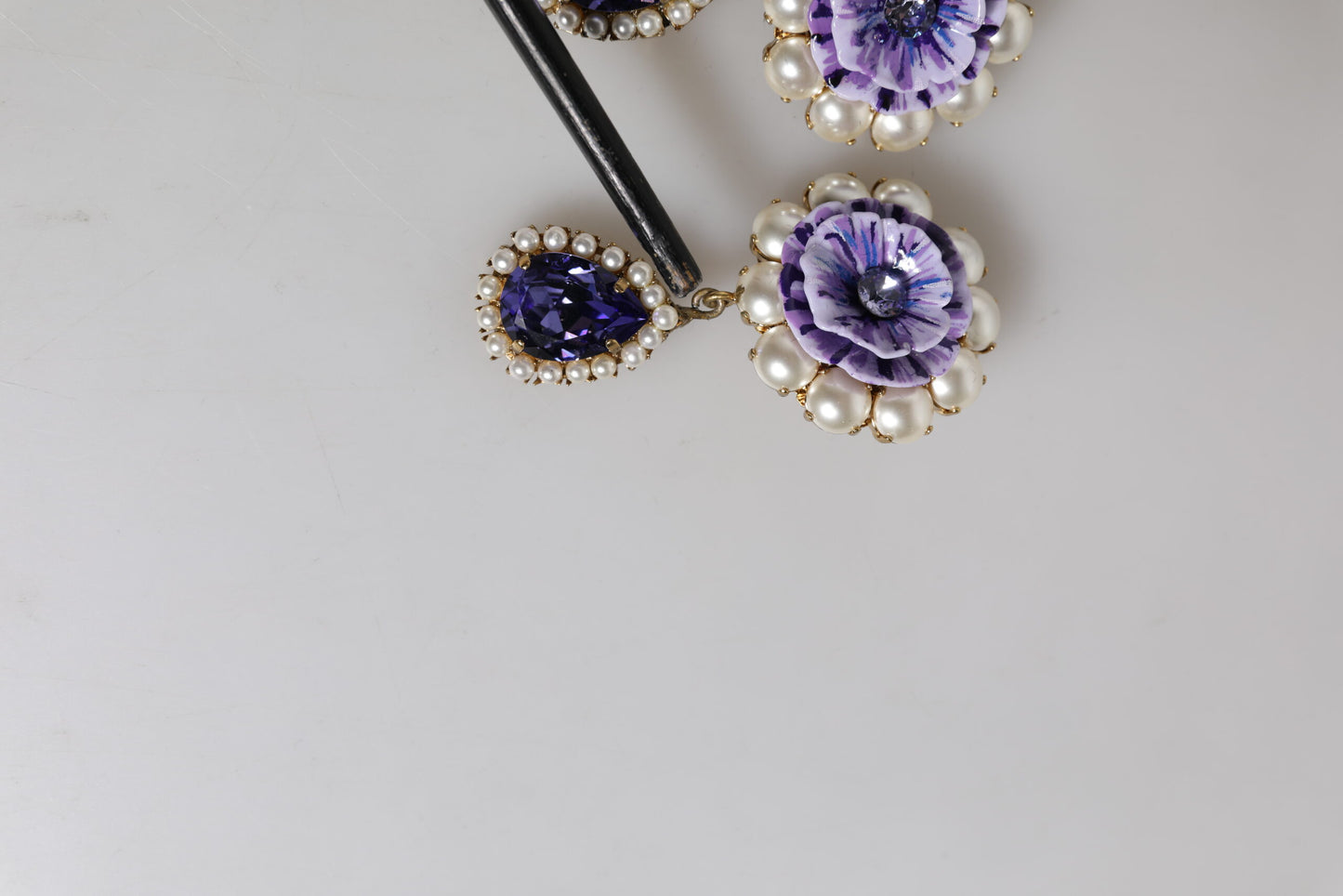Boucles d'oreilles à clip Dolce & Gabbana en forme de fleur violette et de perles en forme de larme