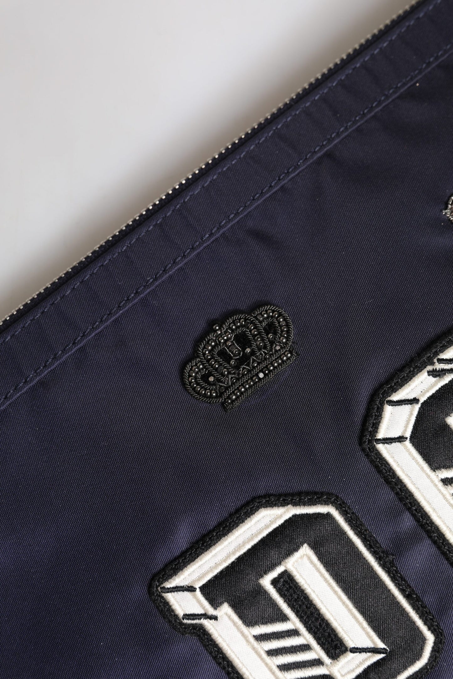 Pochette Dolce & Gabbana bleue ornée d'un patch logo DG
