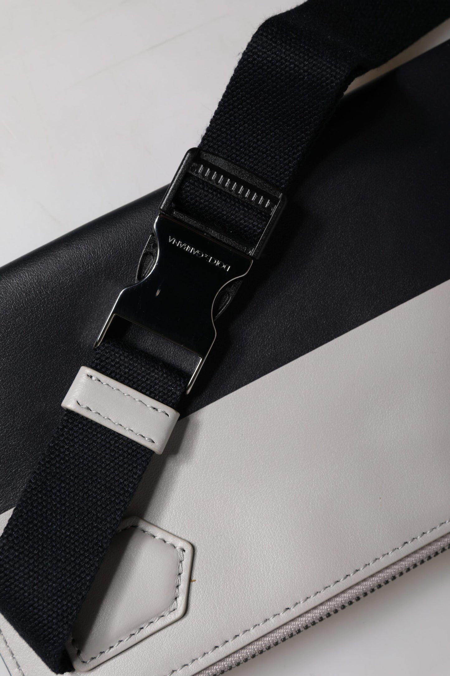 Sac bandoulière Dolce & Gabbana en cuir noir et blanc avec logo en relief