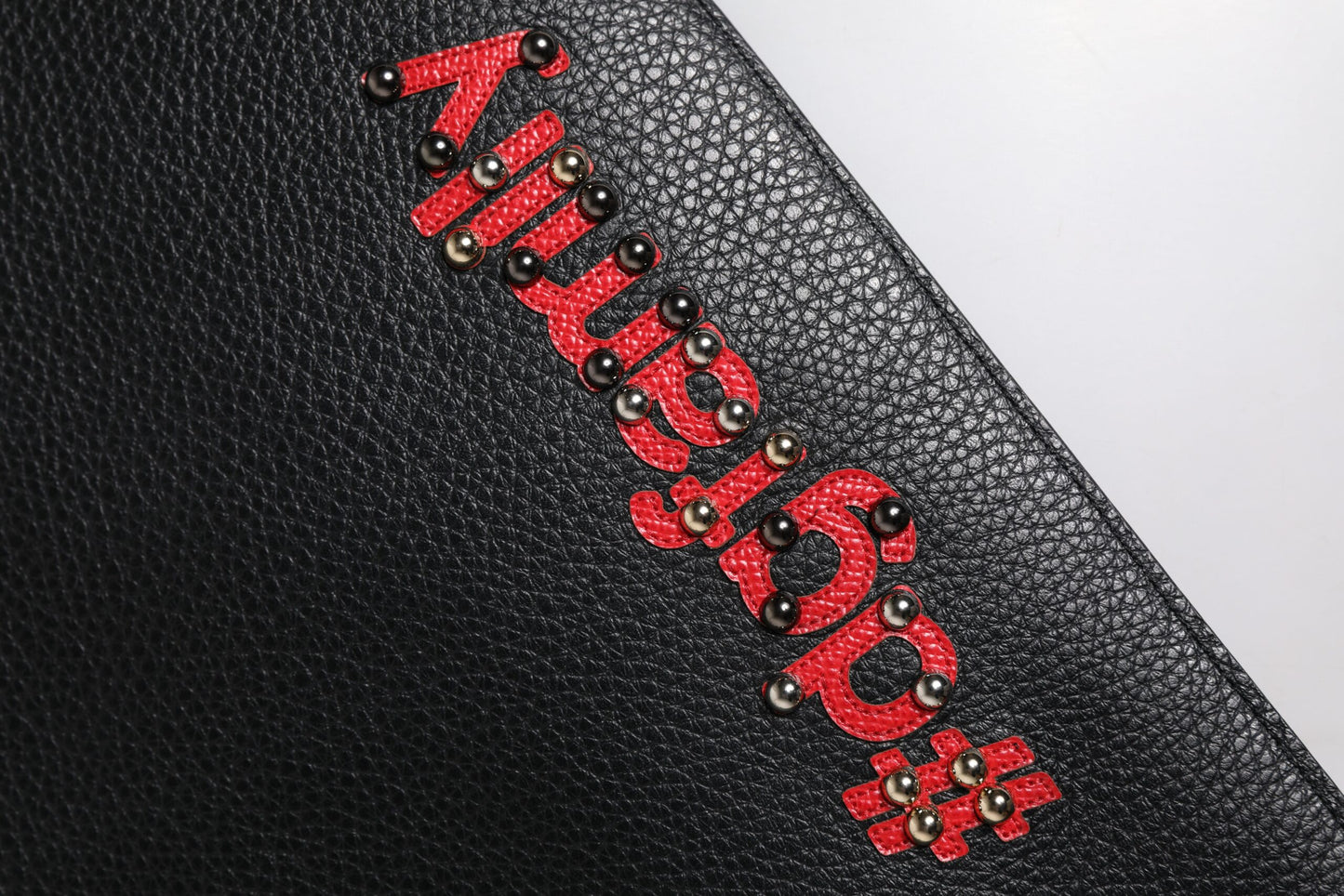 Pochette en cuir noir à ornements Dolce & Gabbana #DGFamily