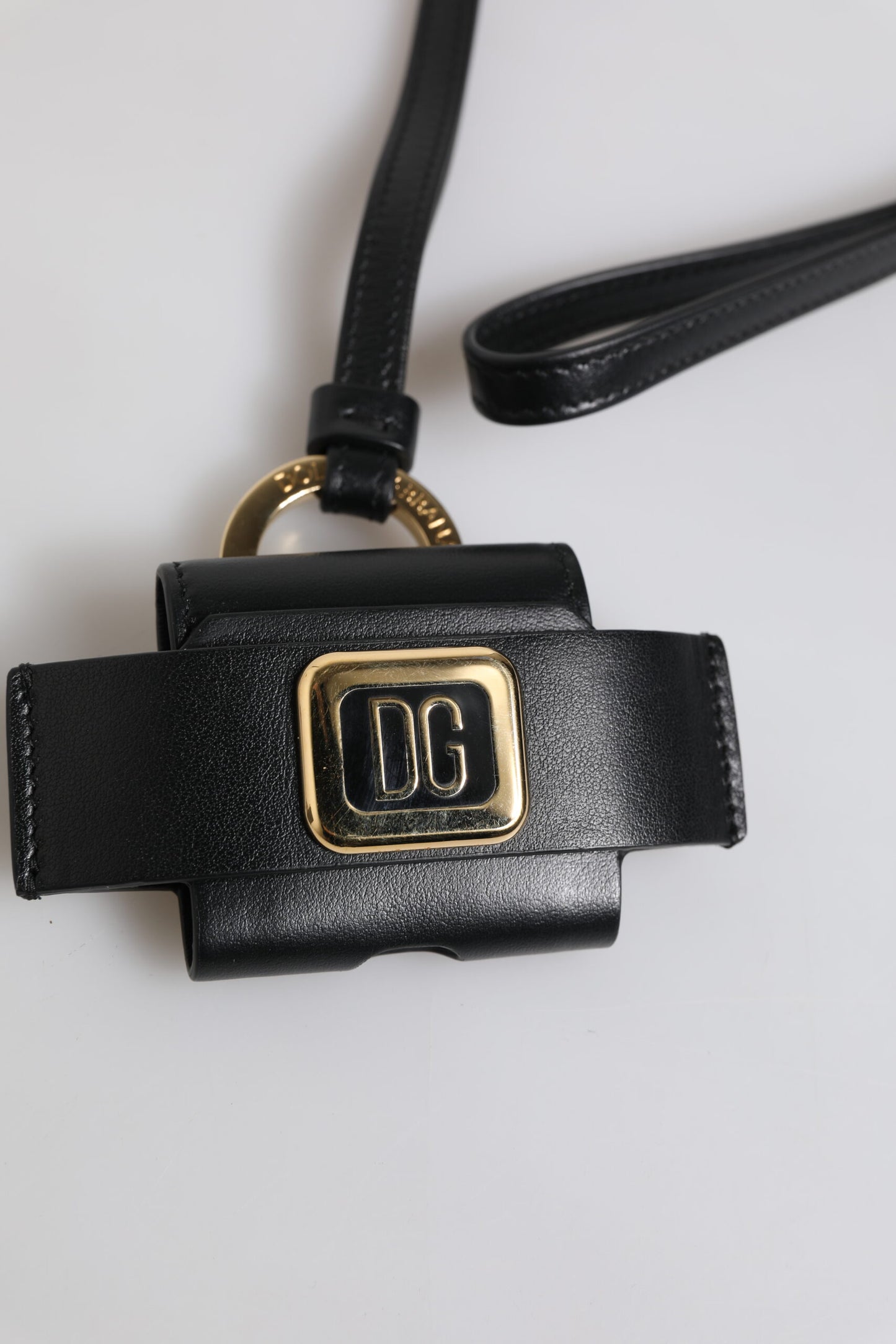 Étui pour Airpods Dolce & Gabbana avec bracelet en cuir noir et plaque logo en métal doré
