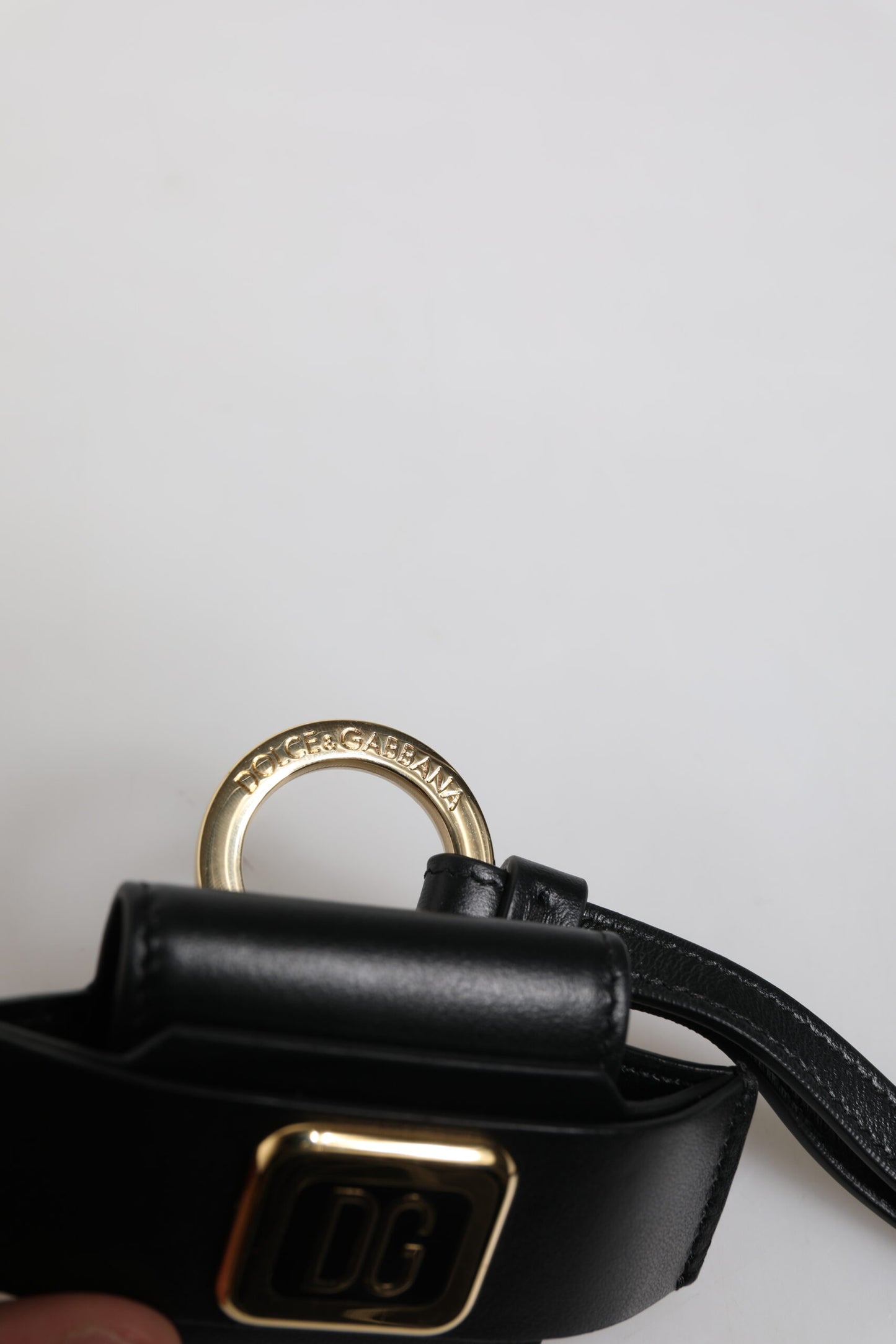 Étui pour Airpods Dolce & Gabbana avec bracelet en cuir noir et plaque logo en métal doré