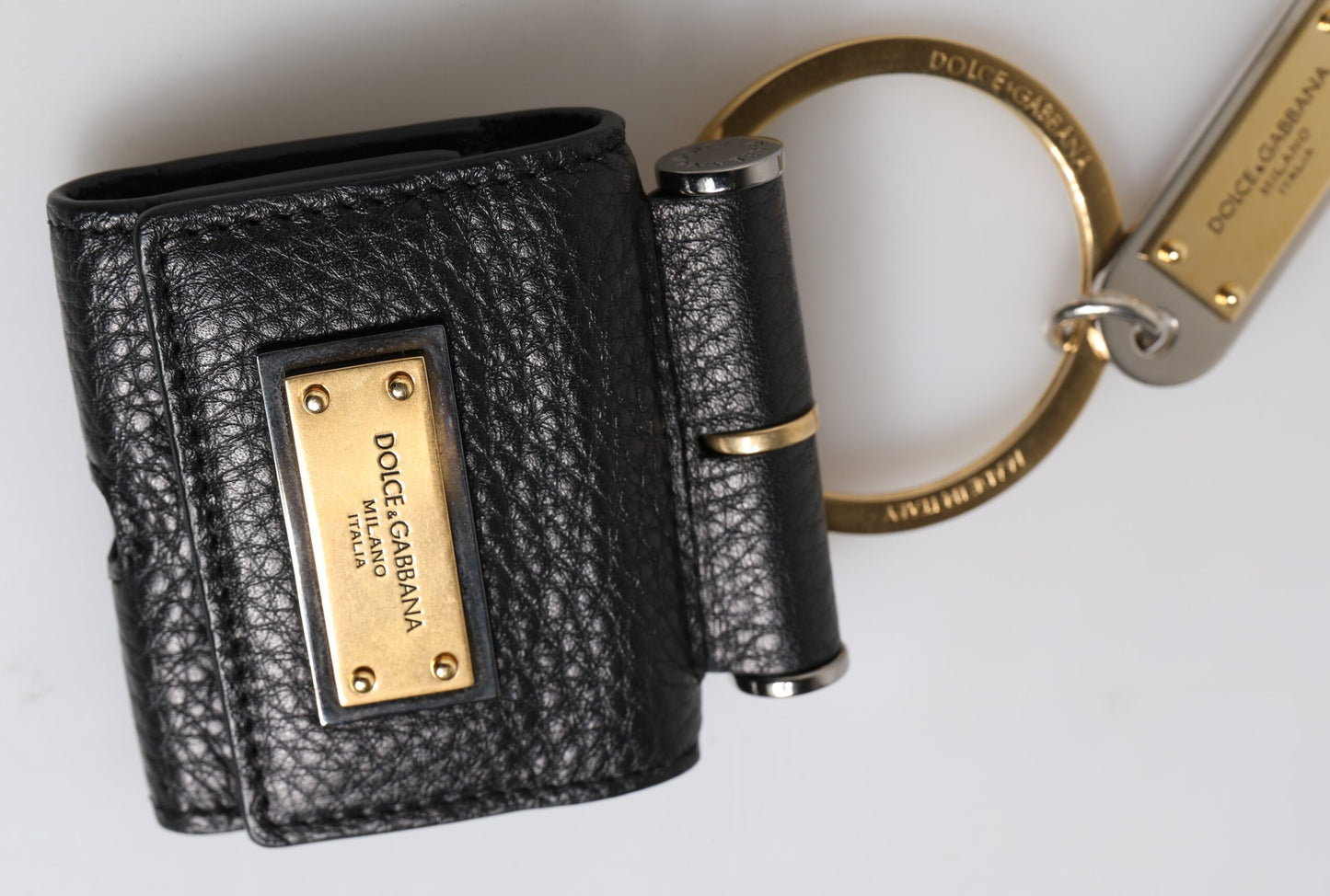 Étui pour Airpods Dolce & Gabbana avec bracelet en cuir noir et plaque logo en métal doré