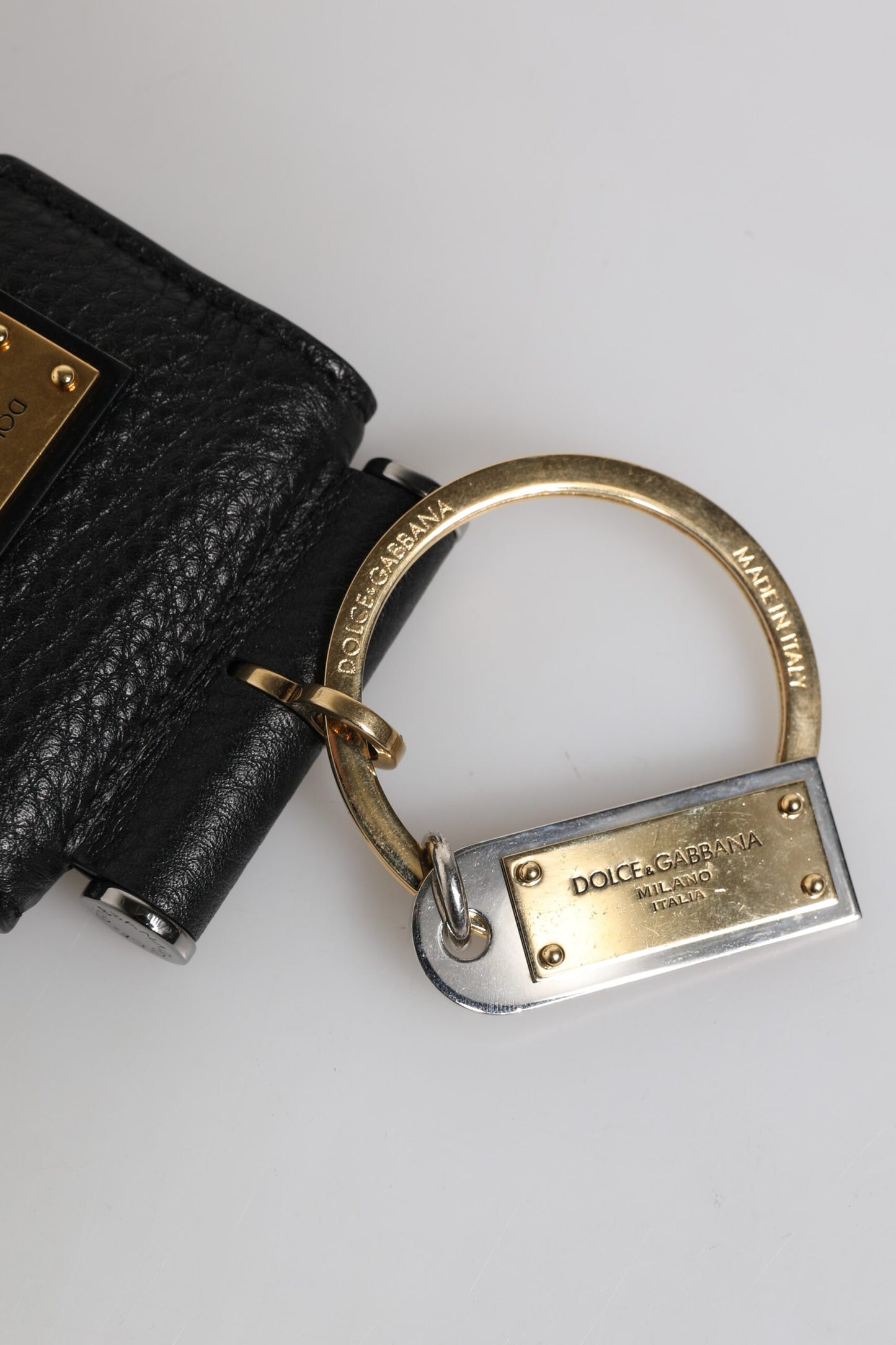 Étui pour Airpods Dolce & Gabbana avec bracelet en cuir noir et plaque logo en métal doré