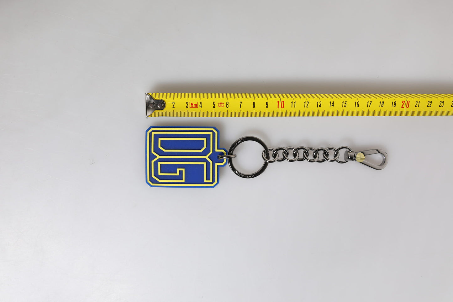 Porte-clés Dolce & Gabbana bleu jaune DG en caoutchouc argenté avec logo