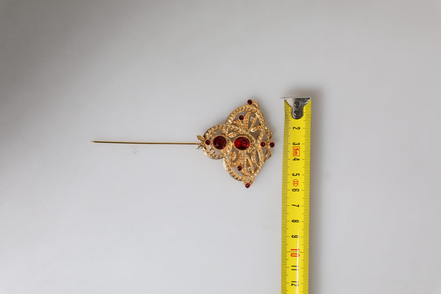 Broche Dolce & Gabbana en argent 925 avec cristaux rouges dorés