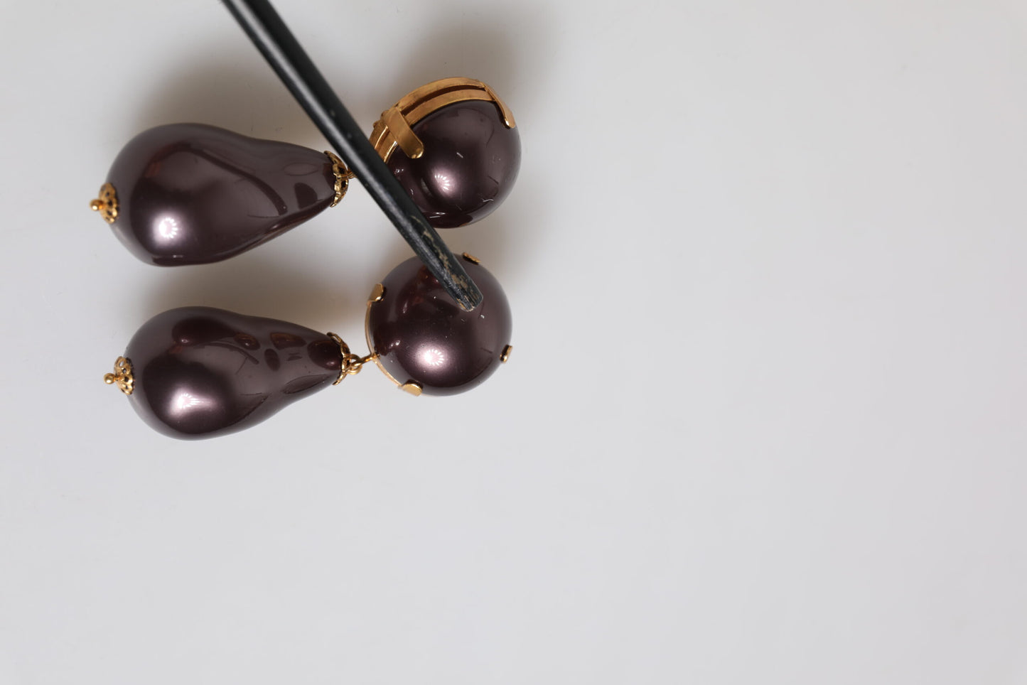 Boucles d'oreilles pendantes à clip Dolce & Gabbana en laiton doré et perles noires