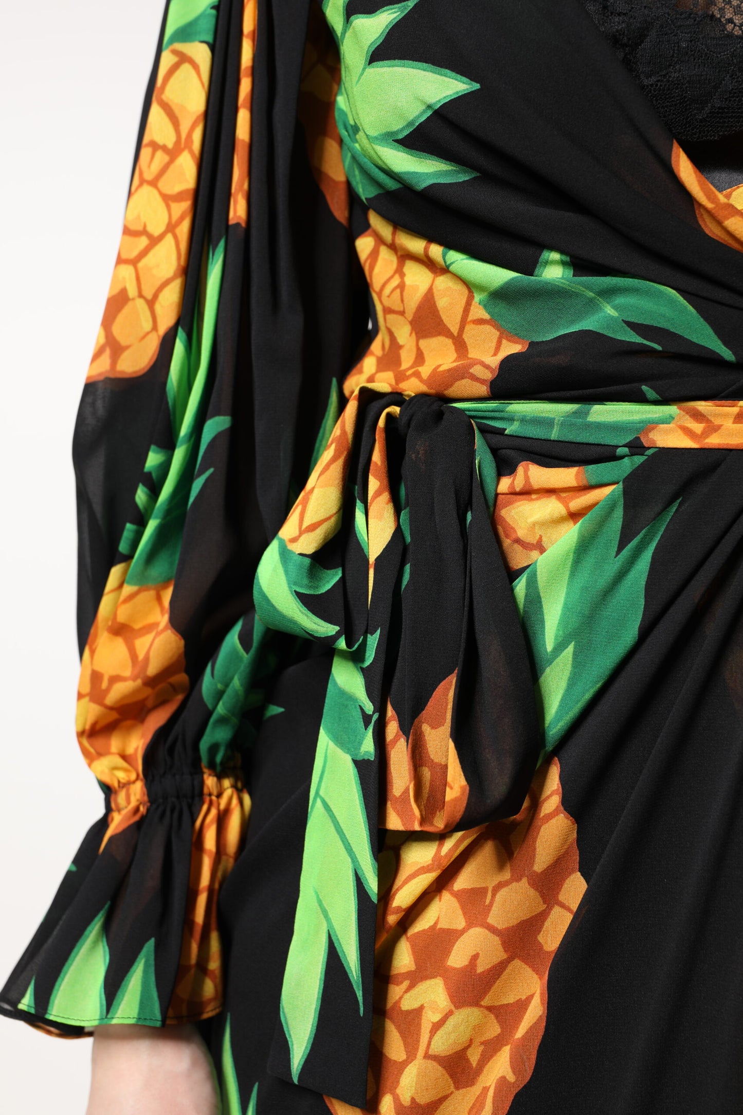 Robe portefeuille drapée en soie noire à imprimé ananas Dolce & Gabbana