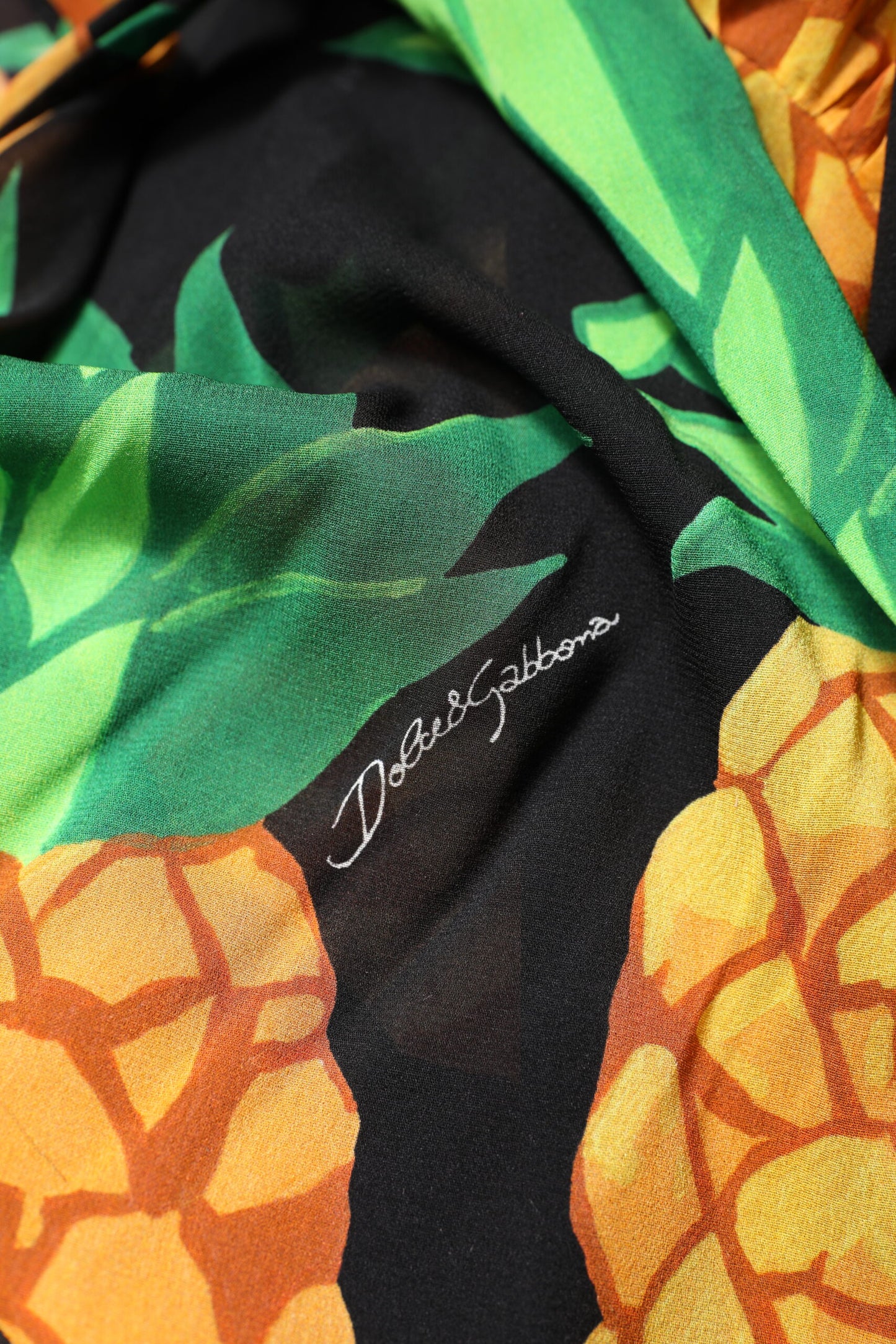 Robe portefeuille drapée en soie noire à imprimé ananas Dolce & Gabbana
