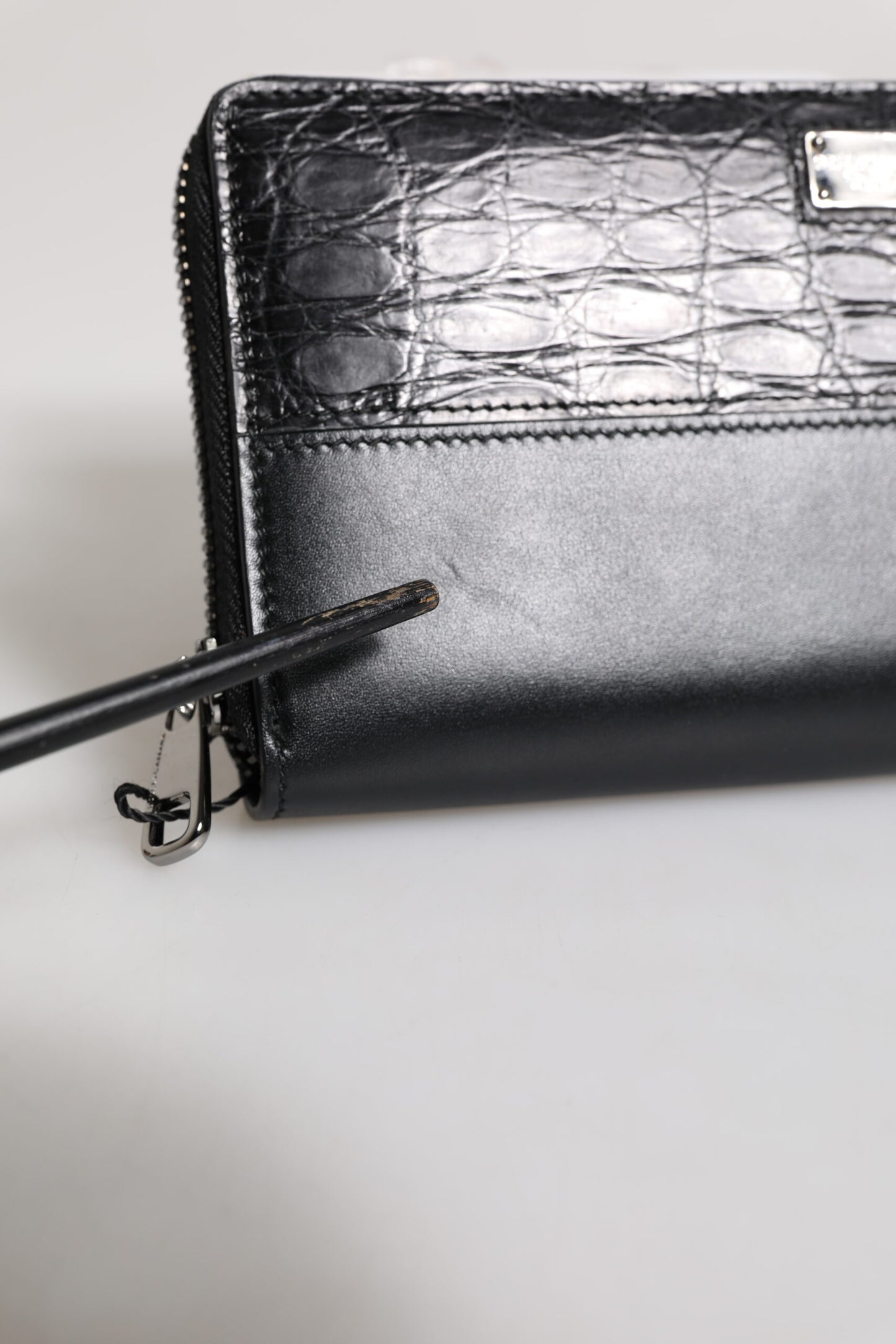 Portefeuille continental zippé en cuir noir Dolce & Gabbana avec plaque logo