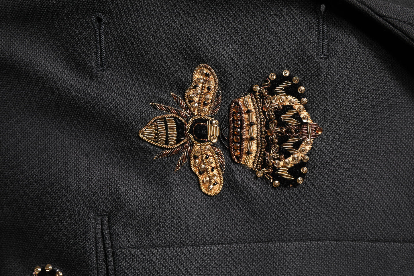 Costume 2 pièces Dolce & Gabbana noir avec broderie couronne d'abeilles