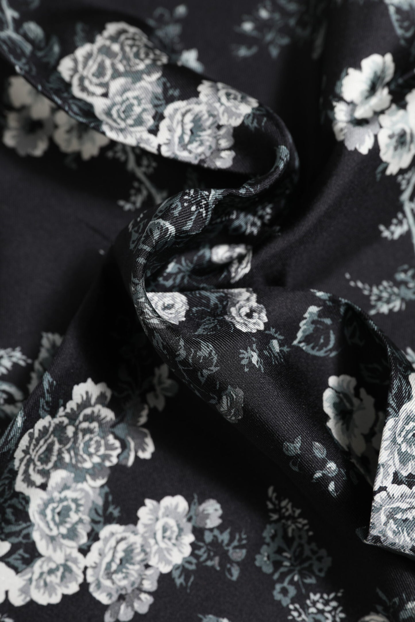Foulard carré en soie à fleurs noires Dolce & Gabbana