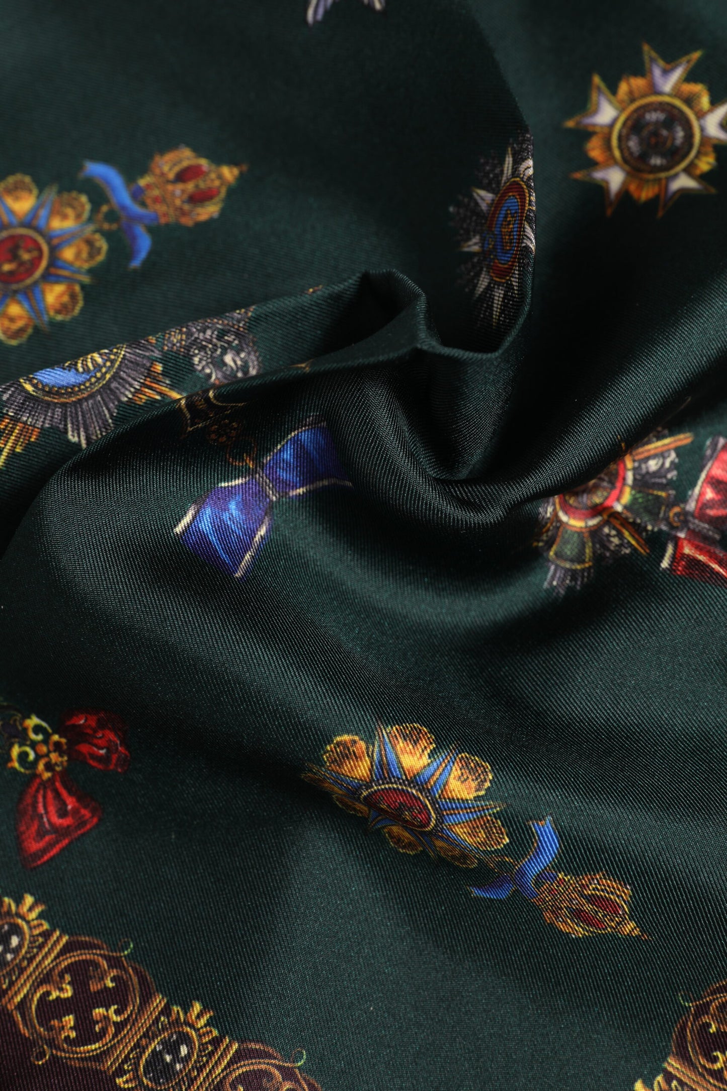 Foulard carré en soie Dolce & Gabbana à médailles vertes