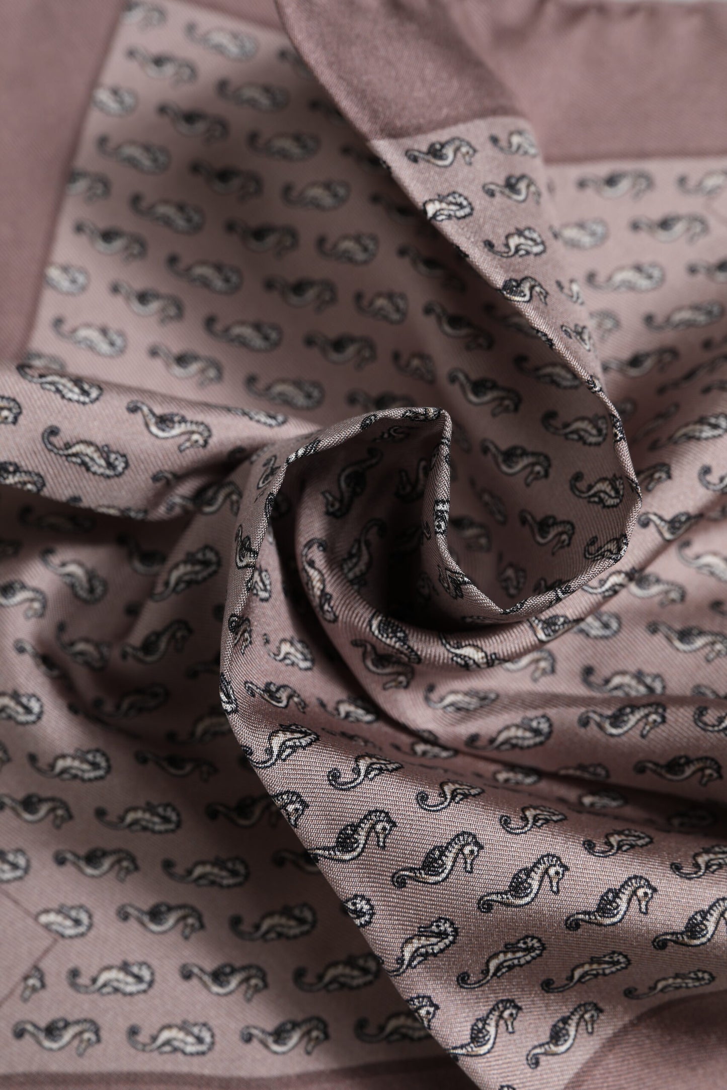 Foulard carré en soie marron motif hippocampe Dolce & Gabbana