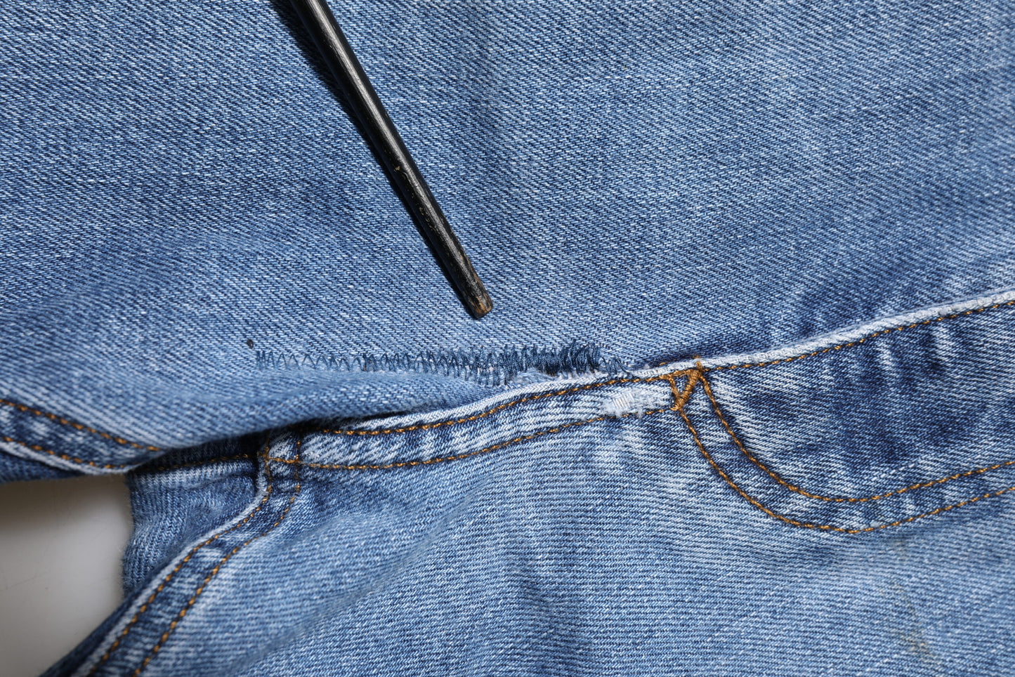 Jean en denim bleu délavé avec plaque logo Dolce & Gabbana