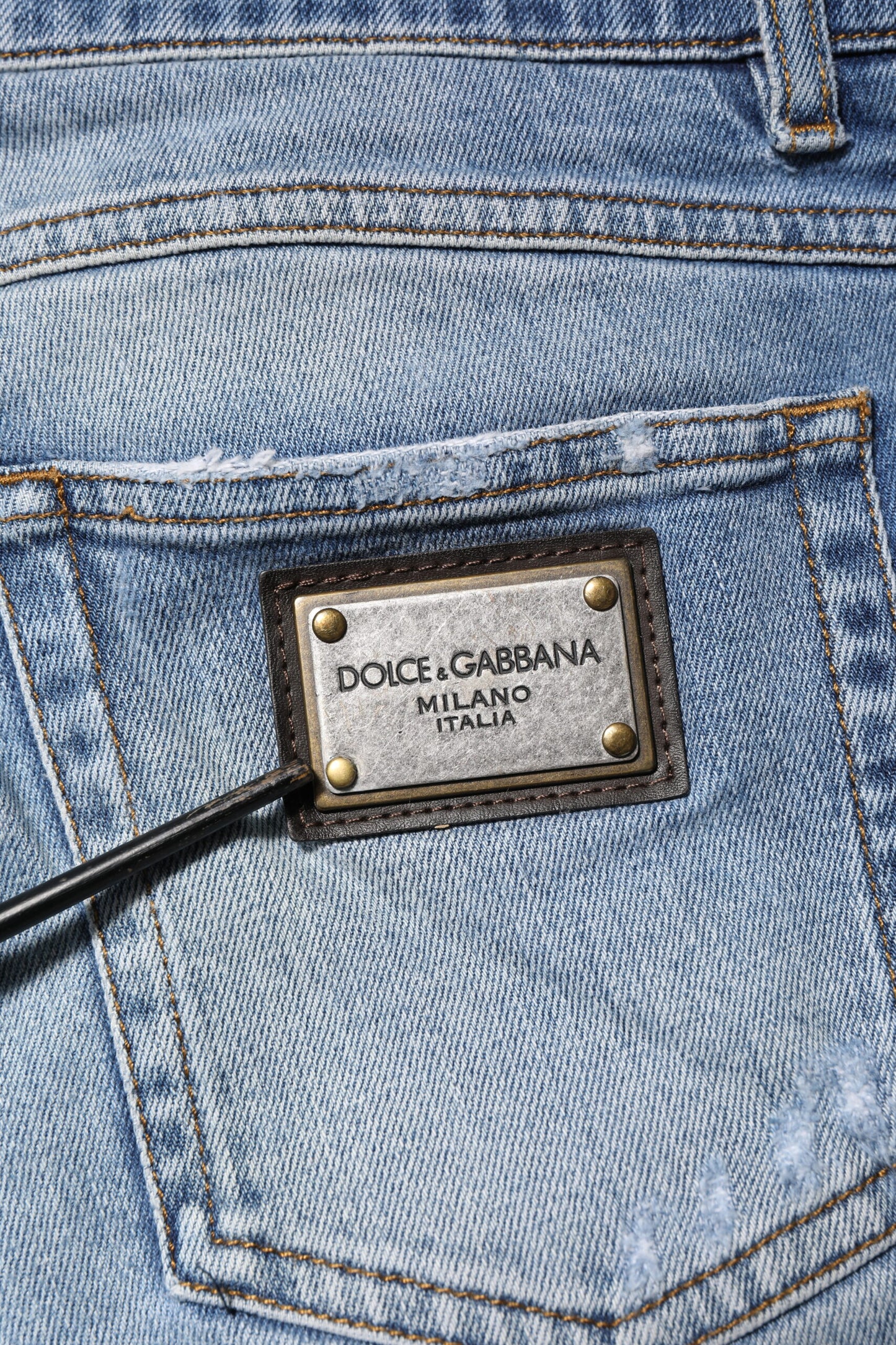 Jean en denim bleu délavé avec plaque logo Dolce & Gabbana