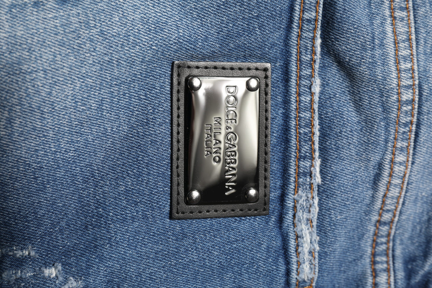 Jean en denim bleu délavé avec plaque logo Dolce & Gabbana