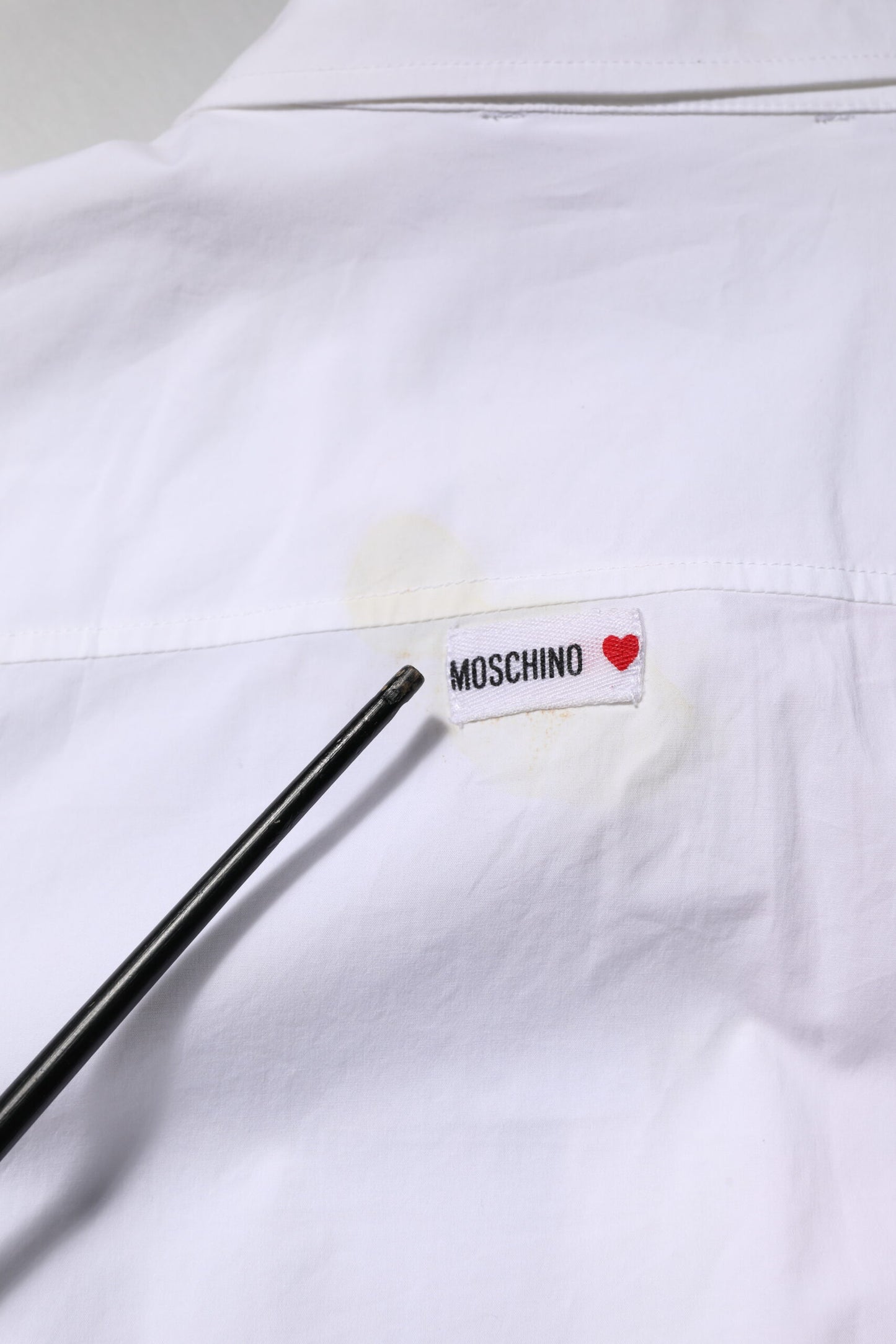 Robe chemise courte blanche à col imprimé et boutons Moschino Couture