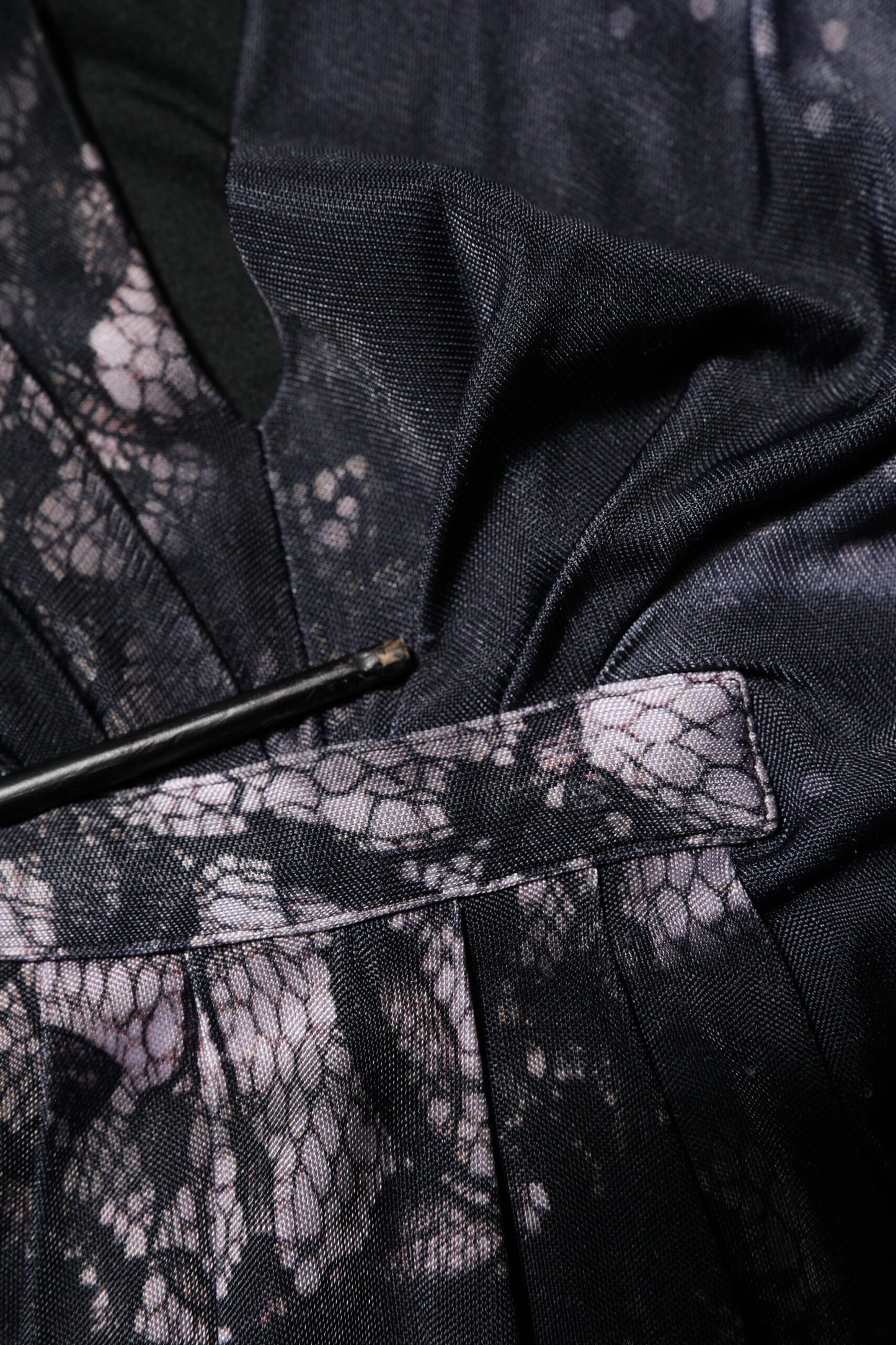 Robe fourreau mi-longue en viscose noire à fleurs Roberto Cavalli