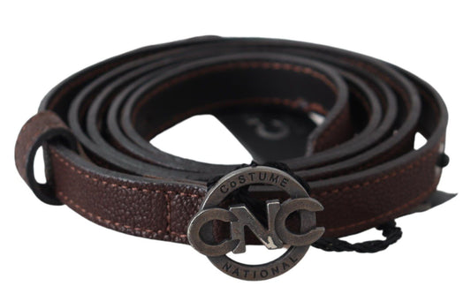 Ceinture élégante en cuir marron avec accessoires rustiques