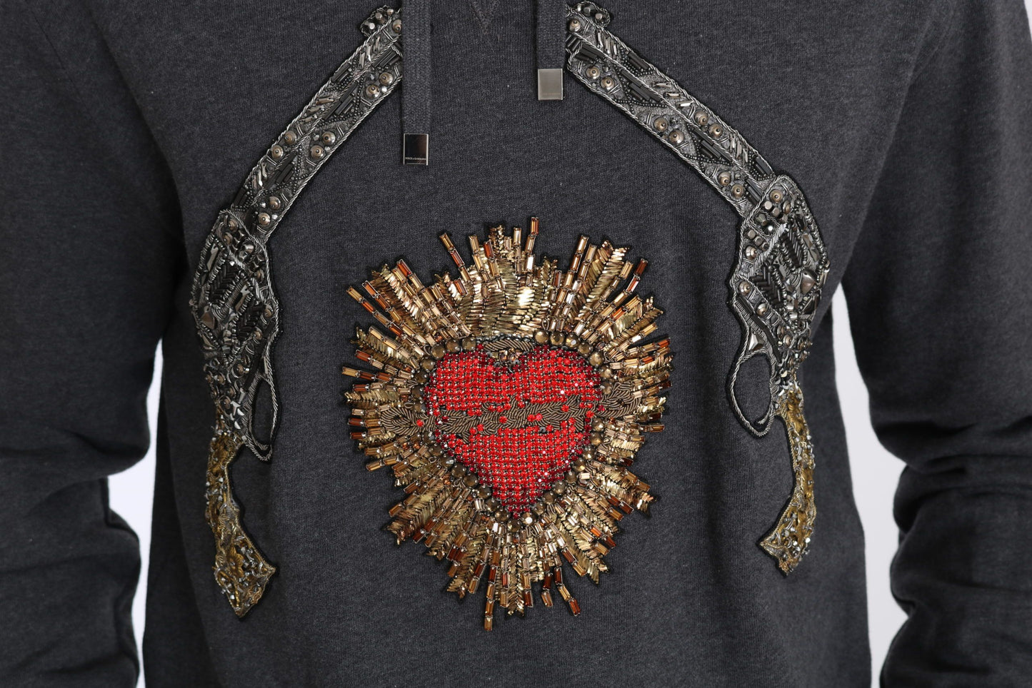 Pull Dolce &amp; Gabbana gris à motif de pistolet en forme de cœur en cristal