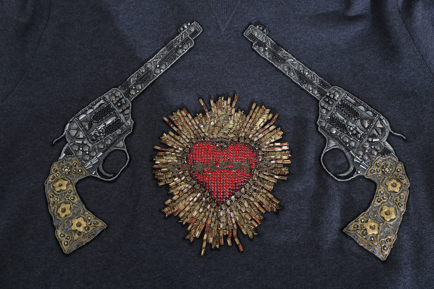 Pull Dolce &amp; Gabbana gris à motif de pistolet en forme de cœur en cristal