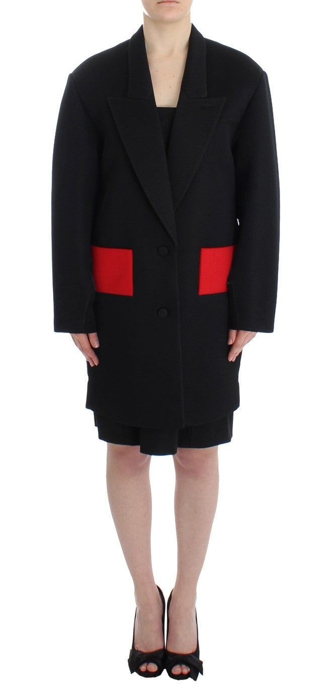 KAALE SUKTAE Élégant manteau long drapé noir avec des touches de rouge
