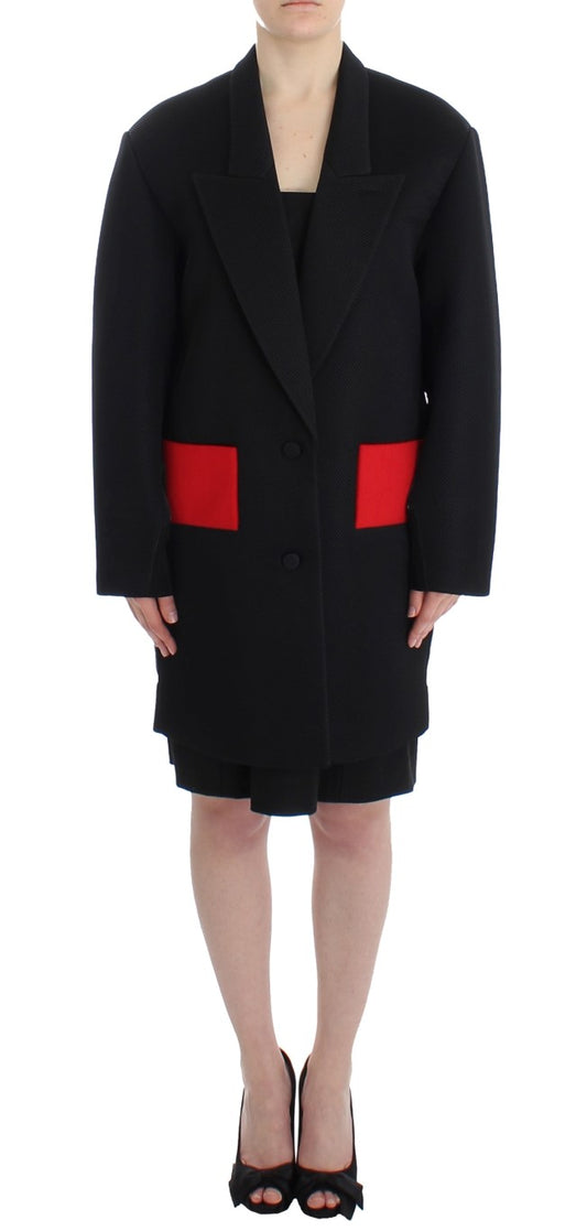 KAALE SUKTAE Élégant manteau long drapé noir avec des touches de rouge