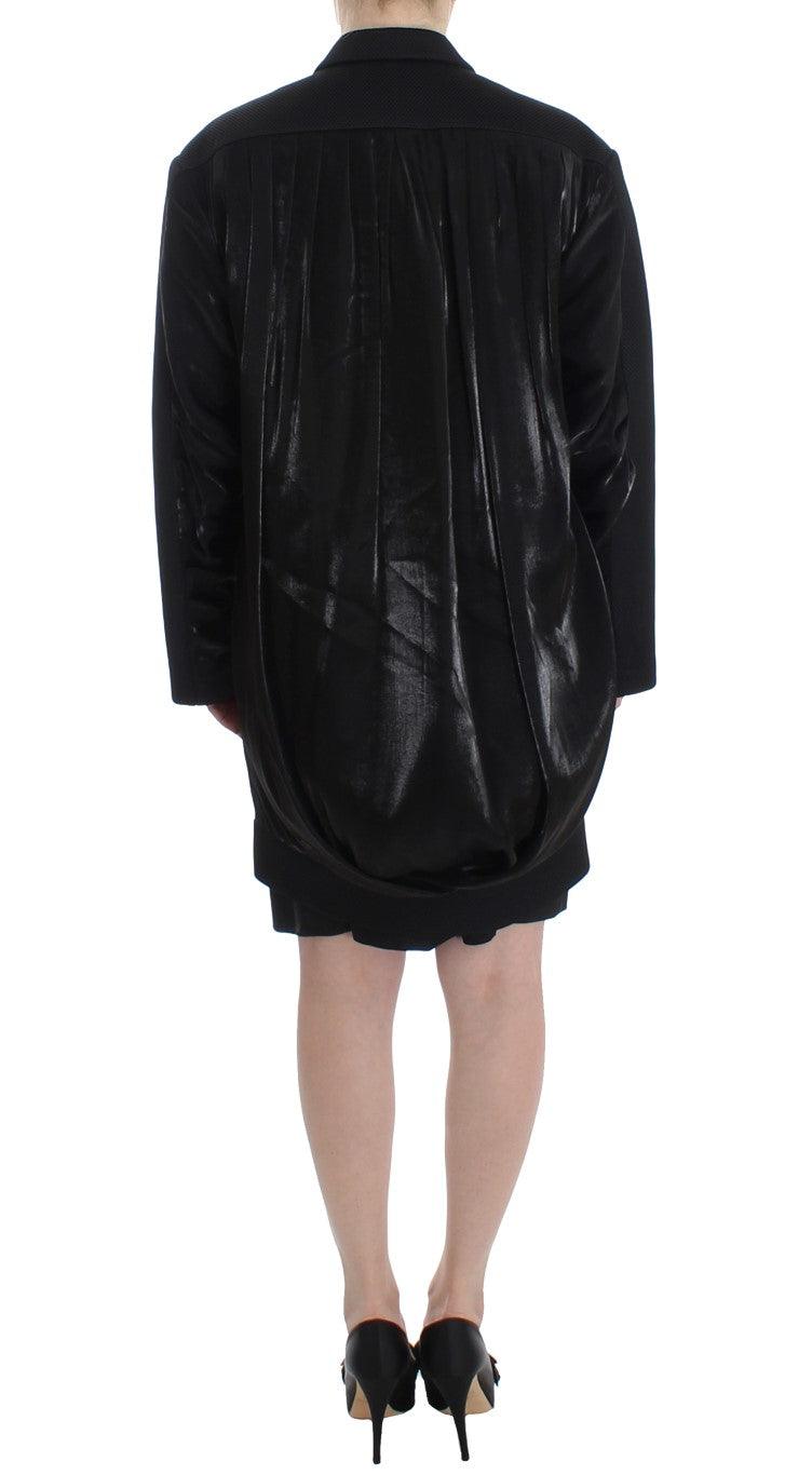 KAALE SUKTAE Élégant manteau long drapé noir avec des touches de rouge