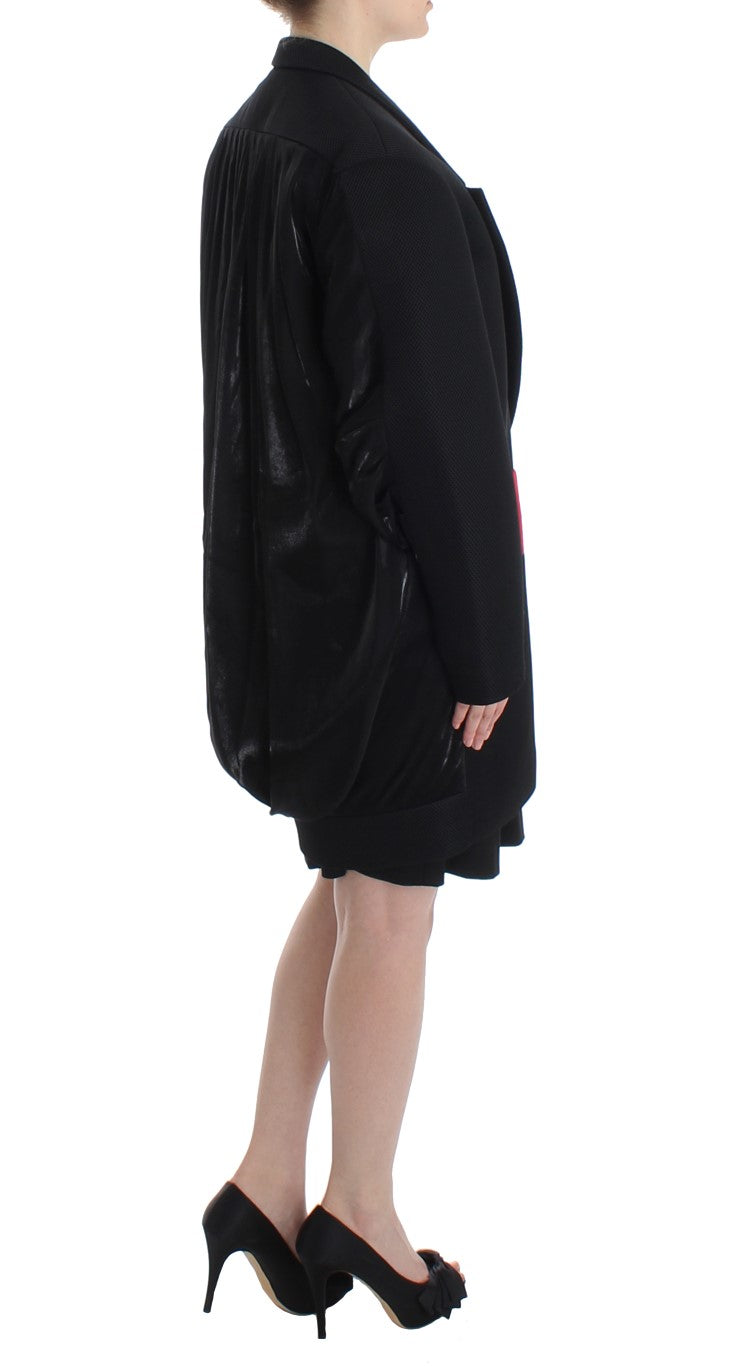 KAALE SUKTAE Élégant manteau long drapé noir avec des touches de rouge