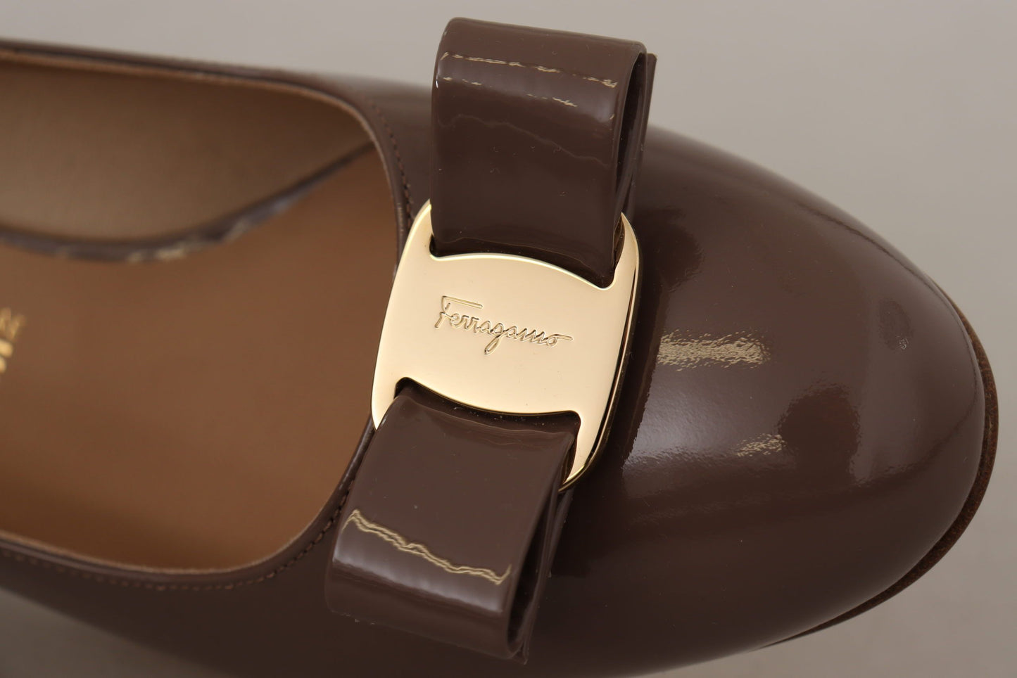 Escarpins élégants Salvatore Ferragamo marron carvi avec nœud Vara