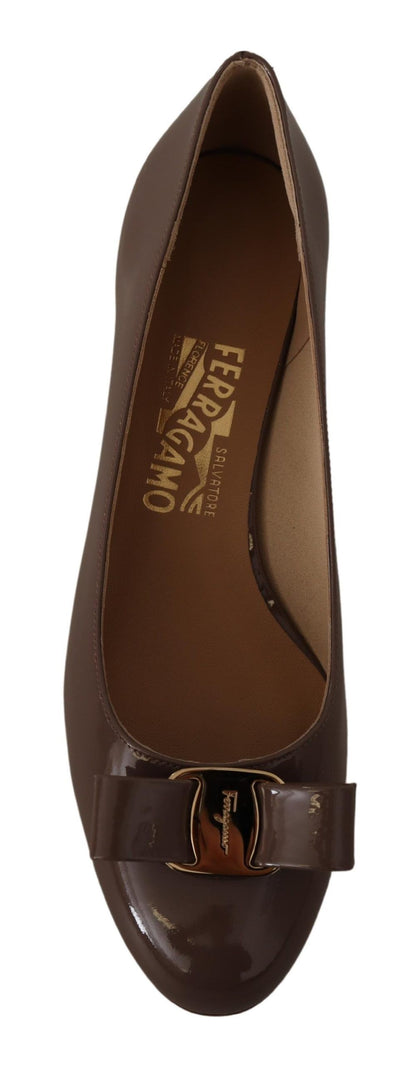 Escarpins élégants Salvatore Ferragamo marron carvi avec nœud Vara