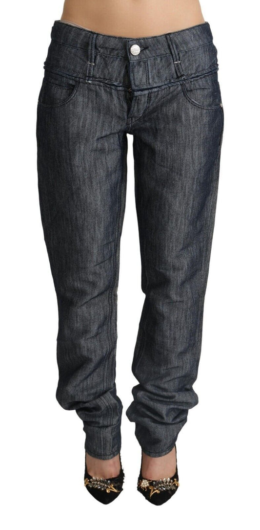 Huit jeans élégants à coupe droite et taille moyenne