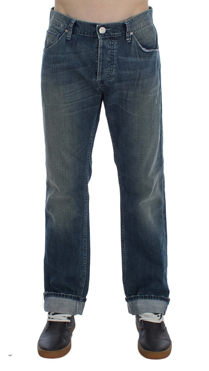 Huit élégants jeans bleu délavés coupe régulière