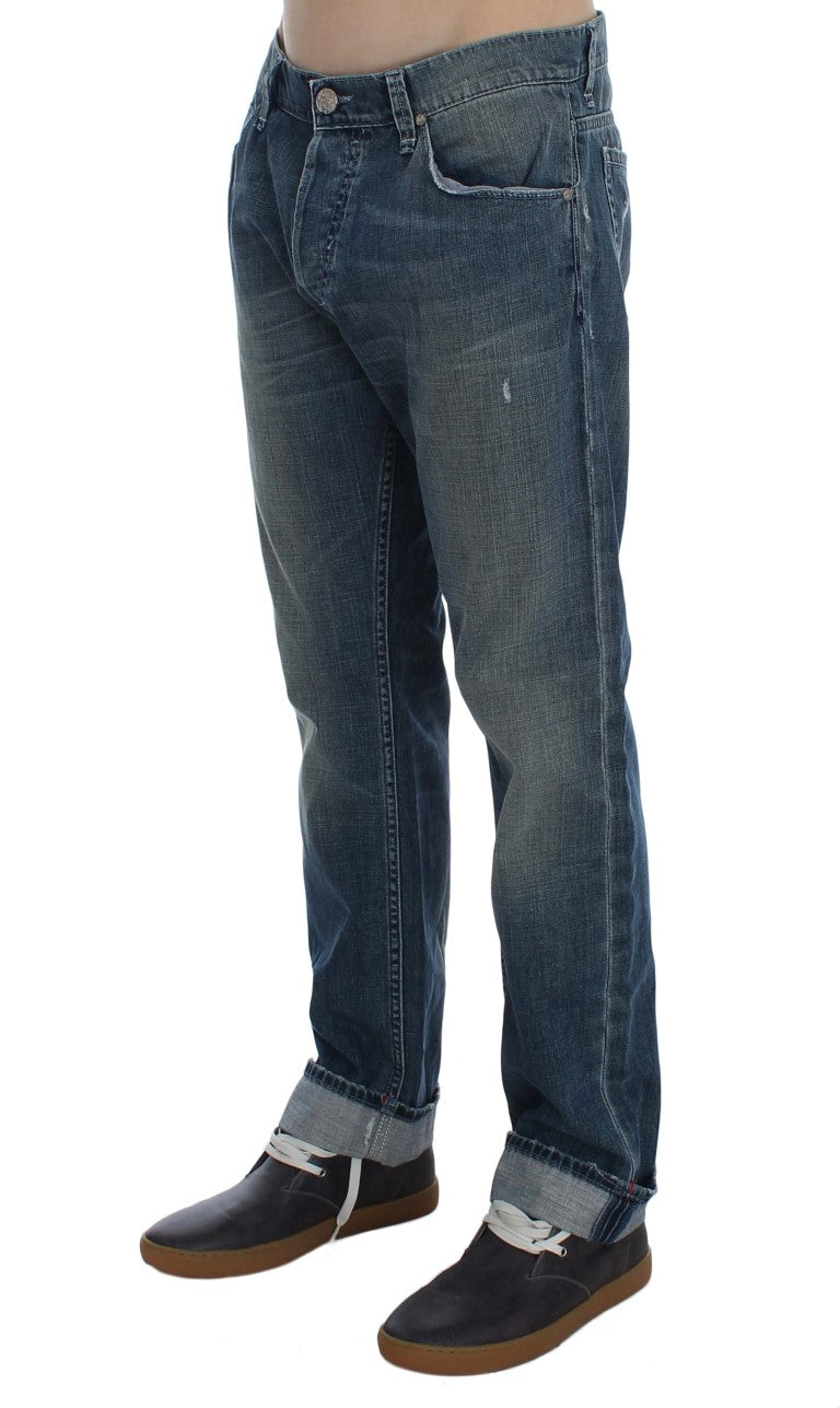 Huit élégants jeans bleu délavés coupe régulière