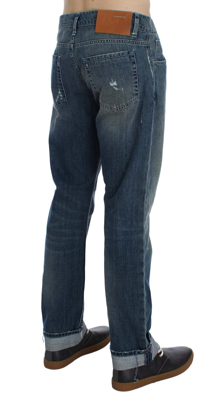 Huit élégants jeans bleu délavés coupe régulière