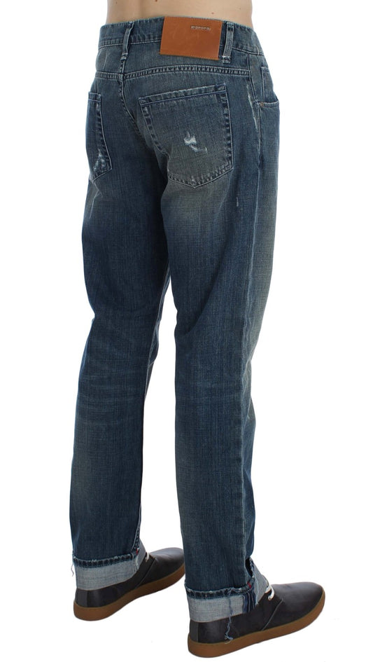 Huit élégants jeans bleu délavés coupe régulière