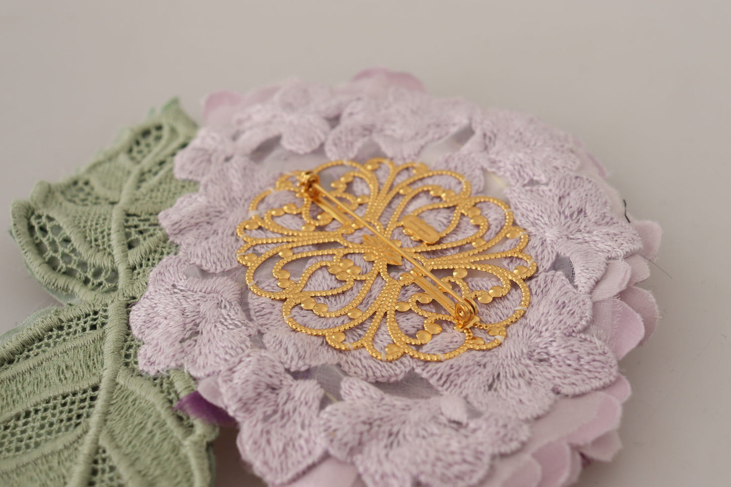 Broche élégante en soie mélangée violette à fleurs Dolce &amp; Gabbana