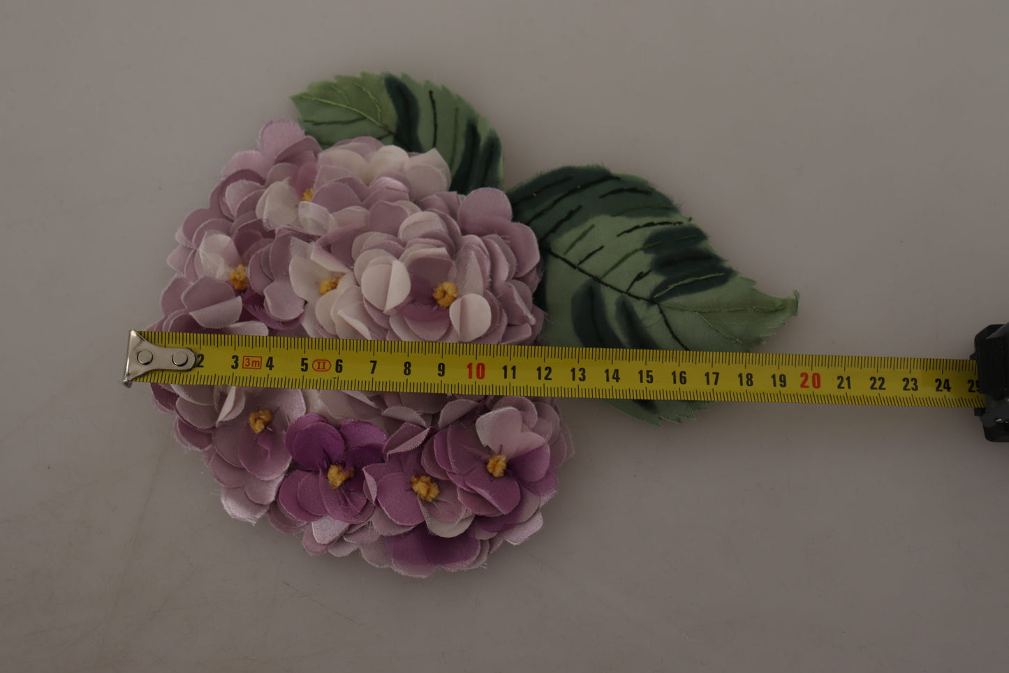 Broche élégante en soie mélangée violette à fleurs Dolce &amp; Gabbana