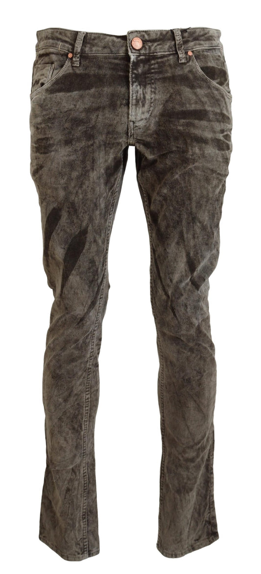 Huit pantalons élégants en velours côtelé gris avec une touche moderne