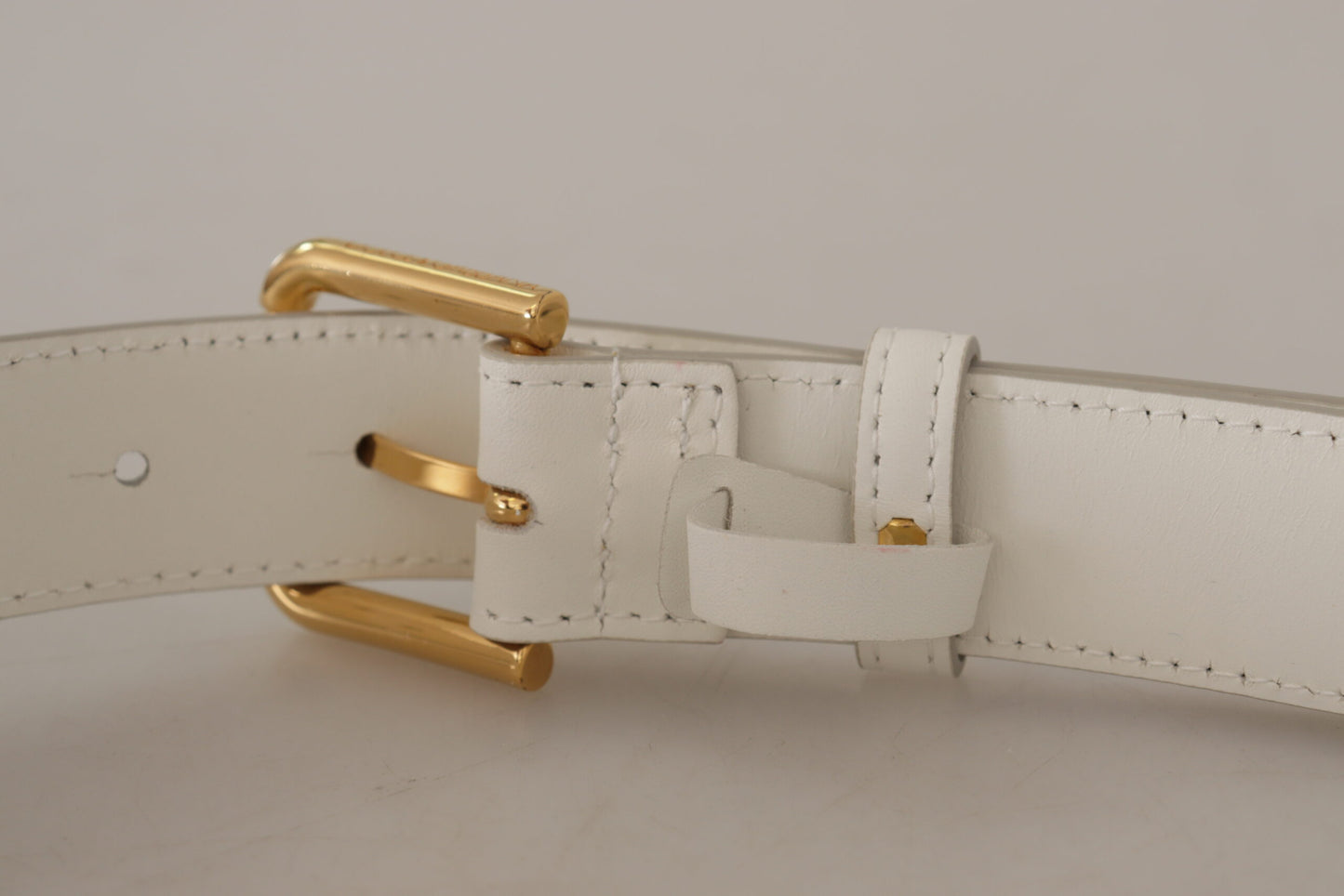 Ceinture en cuir blanc Dolce &amp; Gabbana Chic avec boucle gravée dorée