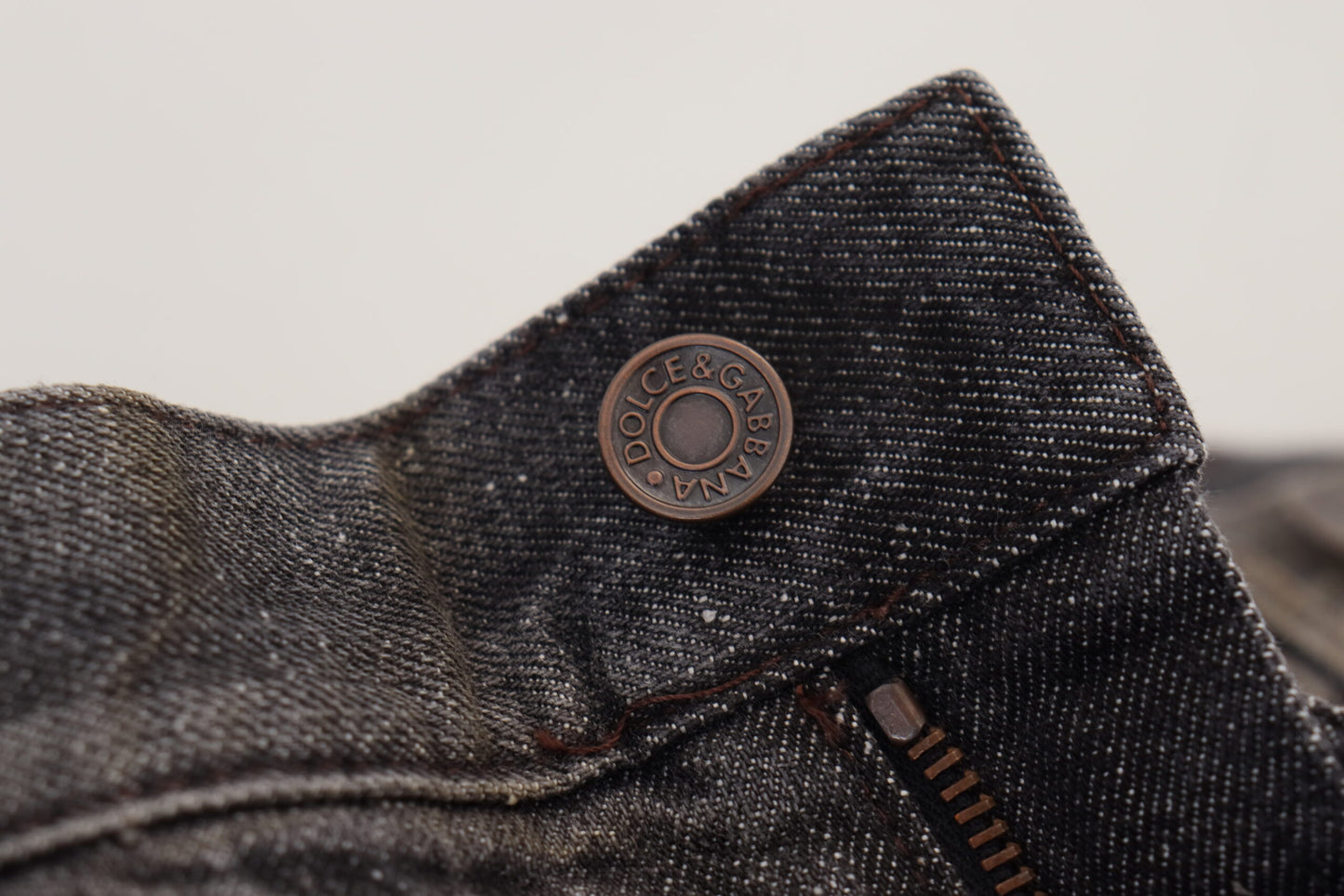 Dolce &amp; Gabbana : un pantalon en denim gris exquis pour le gentleman moderne