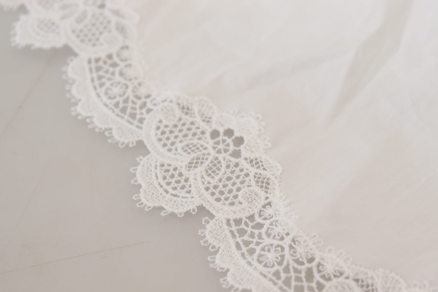 Chemisier élégant en coton à bordure en dentelle blanche Dolce &amp; Gabbana