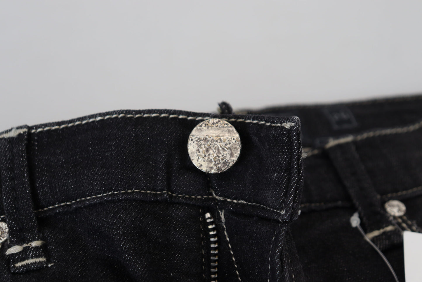Huit jeans noirs élégants fuselés taille moyenne