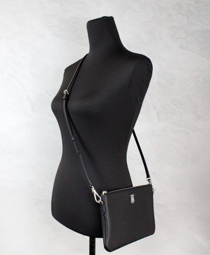 Sac à bandoulière Burberry Peyton en cuir noir monogrammé