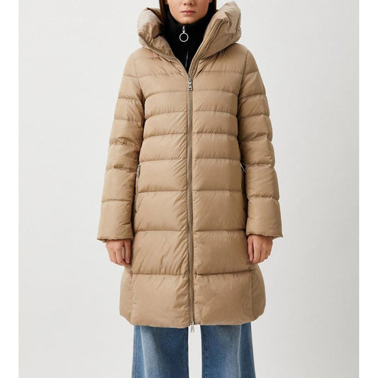 Ajoutez des vestes et un manteau en polyamide beige