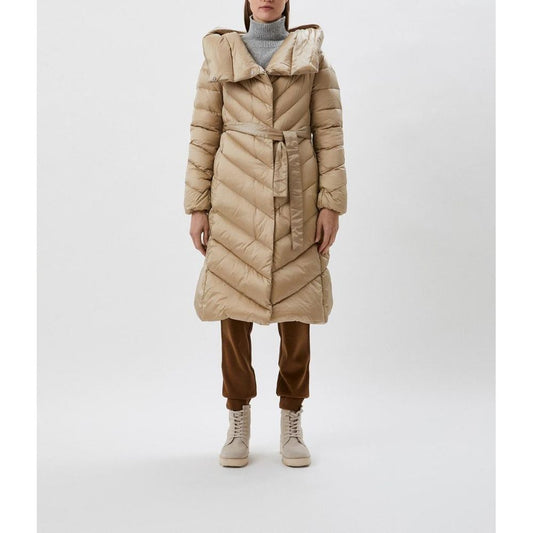 Ajoutez des vestes et un manteau en polyamide beige