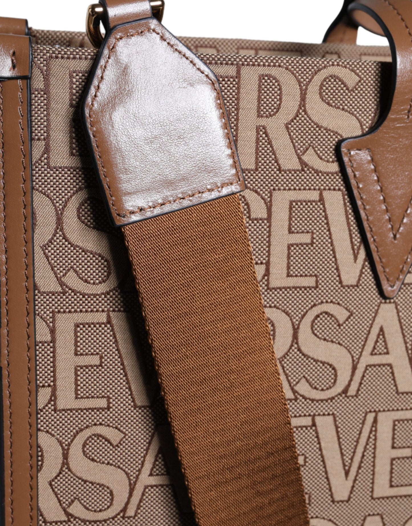 Sac fourre-tout à bandoulière en cuir jacquard marron Versace avec poignée supérieure et logo