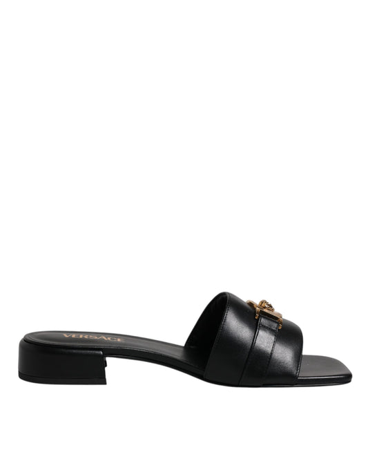 Claquettes plates à enfiler en cuir noir avec plaque logo Versace
